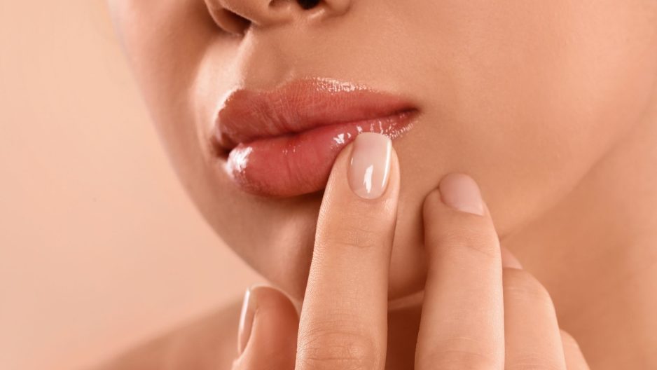 Dudak Dolgusu İşleminden Ne Kadar Süre Sonra Ruj Sürülür?